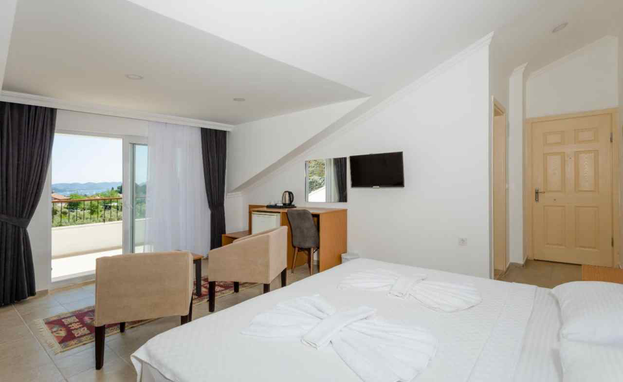 Attic Hotel Room Photo 5